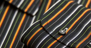 Tampilan profesional contoh desain kemeja custom dari jasa pembuatan profesional dengan motif modern dan bahan berkualitas.