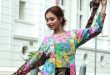 Sekelompok karyawan memakai kemeja batik modern bermotif elegan, hasil dari jasa pembuatan kemeja batik modern untuk karyawan.