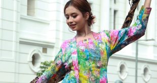 Sekelompok karyawan memakai kemeja batik modern bermotif elegan, hasil dari jasa pembuatan kemeja batik modern untuk karyawan.