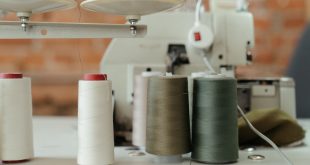 Tabel daftar harga konveksi Jakarta yang menampilkan rincian biaya produksi untuk berbagai jenis pakaian, seperti kaos, kemeja, dan seragam.